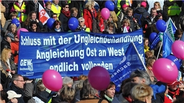 In den letzten zehn Jahren lag die Lohnschere zwischen den neuen und alten Bundesländern bei über 800 Euro.