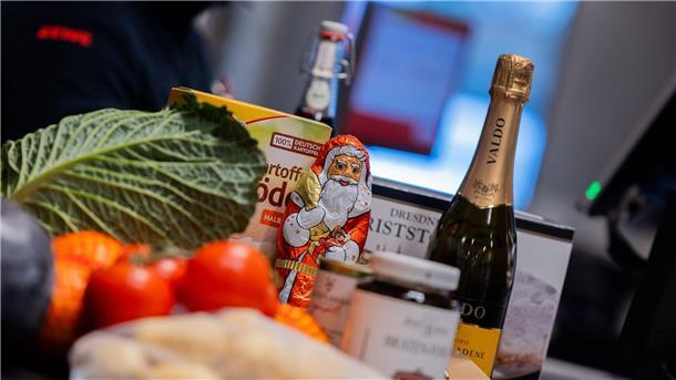 In den nächsten Wochen decken sich die Menschen in Deutschland mit Lebensmitteln für Weihnachten ein.