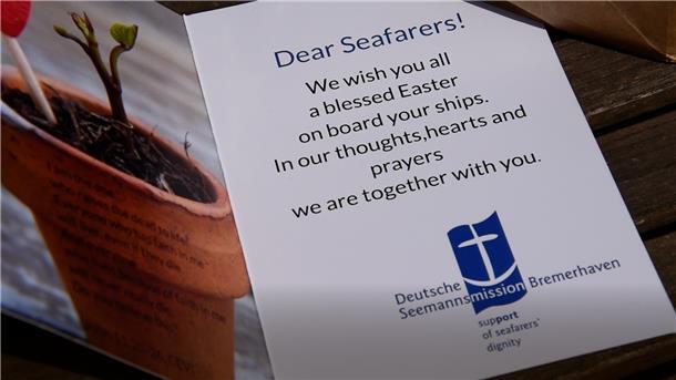 In den Ostertagen besucht die Crew der Seemannsmission die Schiffe und überreicht kleine Ostergrüße auf Englisch. Dazu gibt es Süßigkeiten.