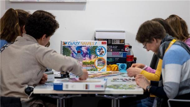 In den Pausen lösen die Teilnehmer des Hochbegabtentreffens Puzzles mit 1000 und mehr Teilen.