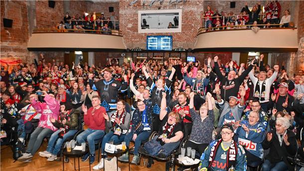 In den Playoffs der vergangenen Saison war das Public Viewing im Apollo gut besucht. Gemeinsam fieberten die Fans mit der Mannschaft und sorgten für Gänsehautstimmung.