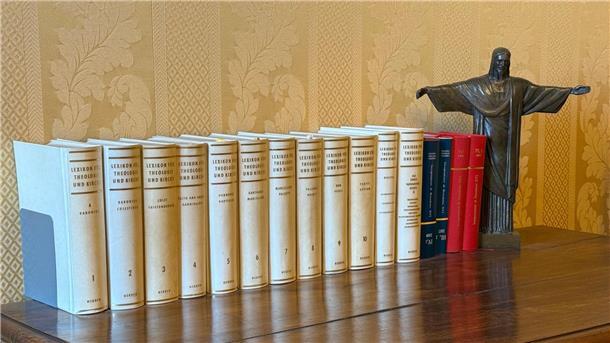 In den Privatgemächern steht noch das Theologische Lexikon von Papst Benedikt XVI.