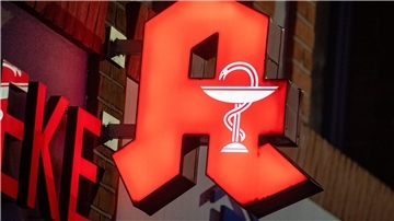 Schrumpft die Zahl der Apotheken in Bremerhaven? Apotheke mit roter Leuchtreklame