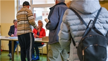 In den Wahllokalen war viel los. Die Wahlbeteiligung stieg in Bremerhaven auf 71,1 Prozent. Bei der Bundestagswahl 2021 lag sie bei knapp 64 Prozent.