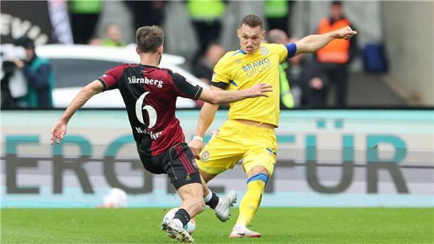 In den Zweikämpfen ging es zur Sache, hier von Nürnbergs Adam Markhiev (l) mit gestrecktem Bein gegen Sven Köhler.