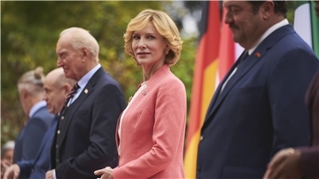 In der absurden Polit-Satire „Tanz der Titanen“ tritt Cate Blanchett als deutsche Kanzlerin auf. 