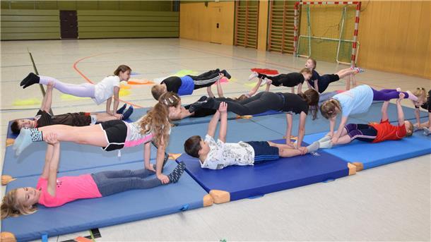In der Akrobatik-Gruppe üben die Kinder sportliche Kunststücke ein.