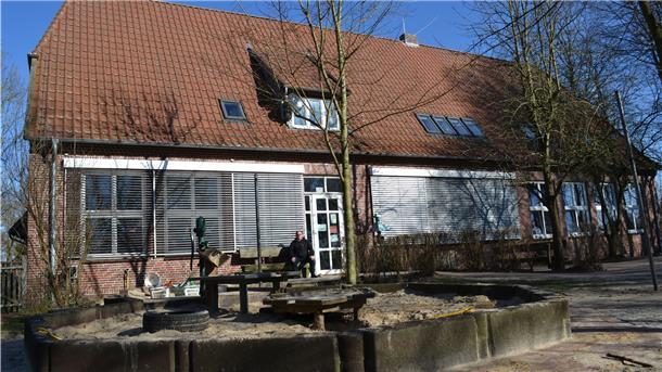In der Alten Schule in Dedesdorf-Eidewarden, in der bislang die Kita untergebracht ist, ist es eng, das Gebäude ist alt. Nun will die Gemeinde Loxstedt 300 Meter weiter östlich eine neue Kita bauen.