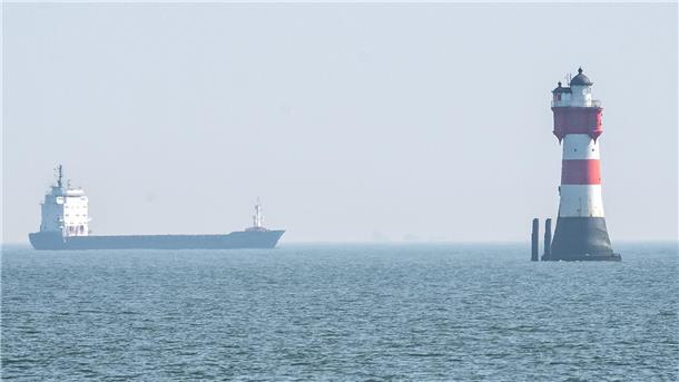 In der Außenweser fährt ein Schiff am Leuchtturm Roter Sand vorbei. Steht das berühmte maritime Wahrzeichen bald in Fedderwardersiel?