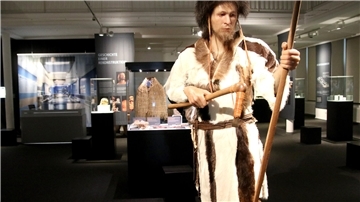 In der Ausstellung steht auch eine lebensgroße Skulptur von Ötzi, der circa 1,60 Meter groß war.
