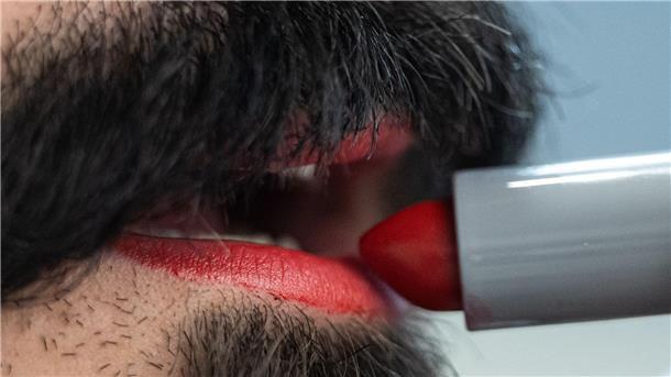 Mr. Lipstick: „Männer sollten mehr Lippenstift tragen“ In der Barockzeit schminkten Männer die Lippen eher dunkelrot, sagt Visagist Koch.