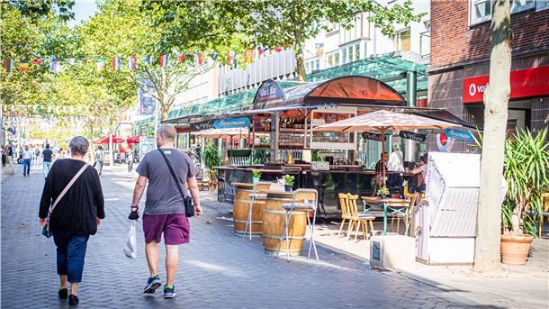 In der „Bürger“, der Bürgermeister-Smidt-Straße, gibt es Gastronomie und Einzelhandel, dazu Dienstleister in oberen Etagen der Gebäuden, die Aufsteller auf die Straße stellen. Wie das aussehen darf, dafür gibt es bald eine neue Satzung.