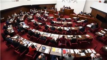 In der Bürgerschaft ist eine Unwucht bei der Mandatsverteilung zwischen Bremerhaven und Bremen entstanden. Entweder man schraubt im Parlament einen Bremerhaven-Sitz ab oder man fügt weitere Sessel für zusätzliche Bremer Abgeordnete hinzu.