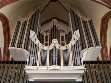 Eine Orgel in einer Kirche. 