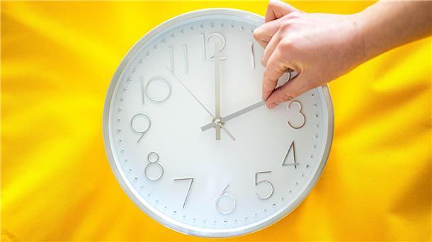 Uhren werden umgestellt - am Sonntag beginnt die Sommerzeit In der Debatte um die Abschaffung der Zeitumstellung ist eine Lösung möglich, aber keine schnelle. (Symbolbild)
