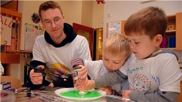 Ein Erwachsener und zwei Kinder experimentieren
