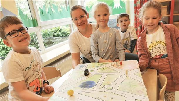 Kinder experimentieren beim Forschertag im Kindergarten Mitte mit Magneten.