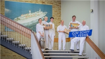 In der Eingangshalle des Columbusbahnhofs herrscht wieder Betrieb: Die Theatergruppe Das Letzte Kleinod geht an Bord der „United States“ und lädt die Zuschauer zu einer Überfahrt ein.