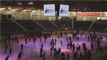 Menschen fahren Schlittschuh. Es ist dunkel. In der Eisarena Bremerhaven beginnt am 3. Oktober die neue Eislaufsaison. Einen Termin für die erste Eisdisco gibt es auch schon.  