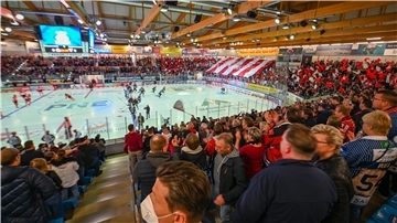 In der Eisarena können bei Aufrechterhaltung des Spielbetriebs keine relevanten Einsparungen vorgenommen werden, sonst ist die Stabilität der Halle gefährdet.