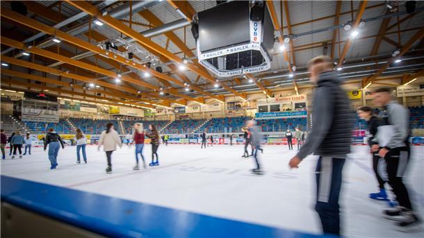 In der Eisarena kommen wieder die Hobbyläufer auf ihre Kosten.