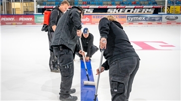 In der Eisarena werden die Markierungen und Werbungen jetzt geklebt. Die Angestellten der Stadthalle um Eric Wester, Julian Garchel, Samir Choueiki und Paula Plümper sind in den vergangenen Tagen bereits fleißig gewesen.