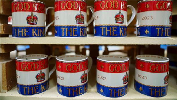 Noch einen Monat bis zur Krönung: Wer kommt, was passiert? In der Fabrik Duchess China 1888 in Stoke-on-Trent, England, werden Tassen mit der Aufschrift „God Save the King“ in den Brennofen gestellt.