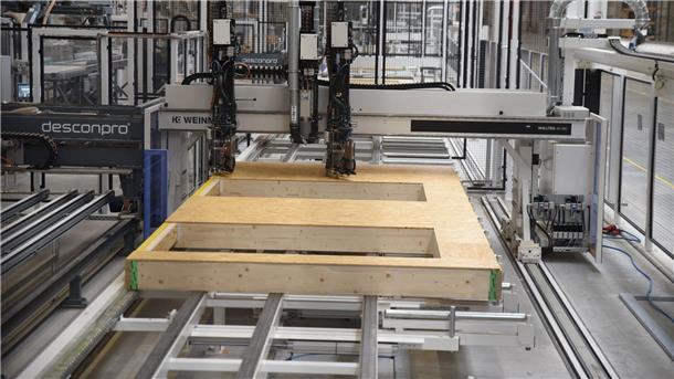 Auf der Baustelle wird das Haus zusammengesetzt In der Fabrik für Fertigbauteile läuft vieles automatisch.