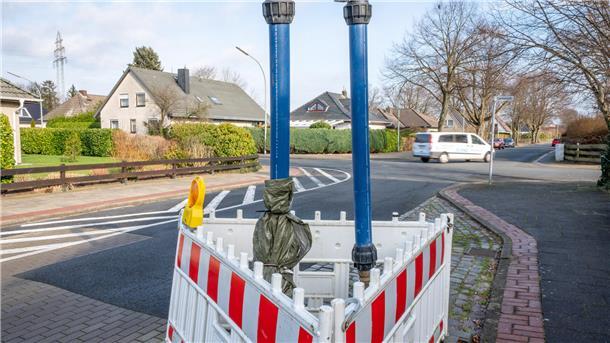 In der Flettnerstraße arbeitet in Höhe Siemensstraße ein Brunnen.