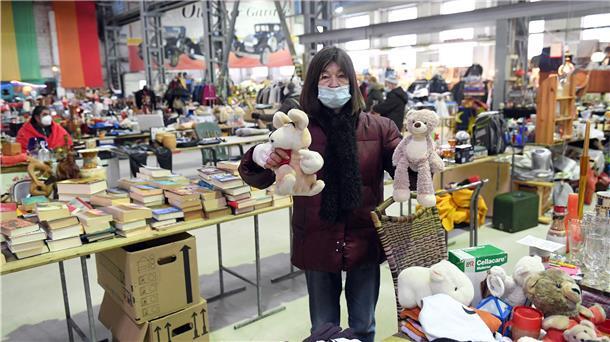 In der Flohmarkthalle an der Nansenstraße im Fischereihafen wechselte am Sonntag noch manches Kuscheltier den Besitzer.