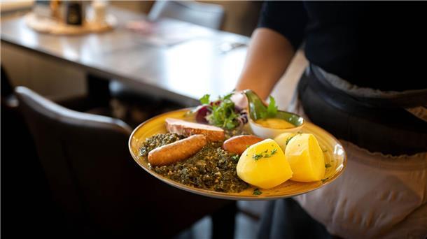 Was sich im Januar für Verbraucher ändert In der Gastronomie gilt vom 1. Januar 2024 an wieder der normale Mehrwertsteuersatz von 19 Prozent statt vorübergehend 7 Prozent.