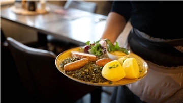 In der Gastronomie gilt vom 1. Januar 2024 an wieder der normale Mehrwertsteuersatz von 19 Prozent statt vorübergehend 7 Prozent.