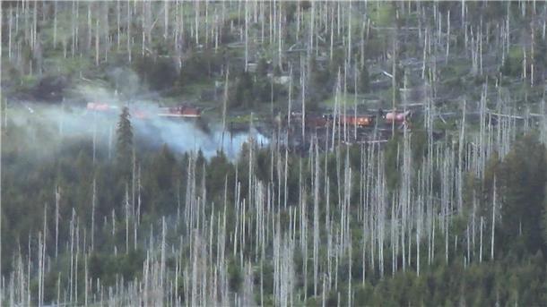 In der Gegend am Brocken ist am Sonntagabend ein Brand ausgebrochen und Rauch steigt auf.