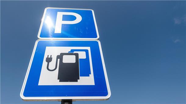 Ein Schild weist auf eine Ladestation für E-Autos hin. In der Gemeinde Hagen im Bremischen werden in den kommenden Monaten 40 neue Ladestationen errichtet. 
