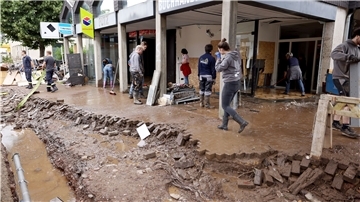 In der Gemeinde Kall in Nordrhein-Westfalen trat die Urft über die Ufer. Zerstört wurde auch die örtliche Buchhandlung Pavlik (Bild).