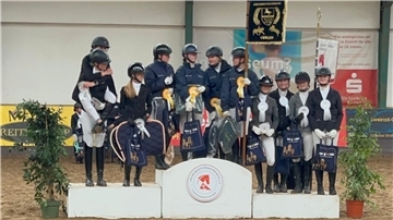 In der Großen Tour standen gleich beide Vierkampf-Teams des Hofs Fehrmoor auf dem Podest, wurden Vize-Landesmeister und holten Rang drei.