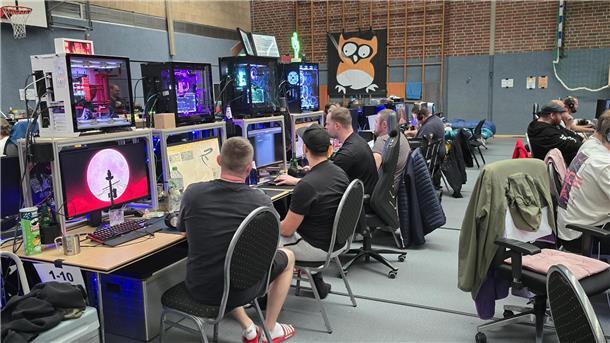 Gamer vor ihren Bildschirmen in der Braker Großsporthalle