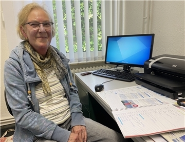 In der Grundschule in Burhave kann Karin Herrmann einen kleinen Raum als Büro nutzen. Jeden Freitag hält sie dort eine Sprechstunde ab.