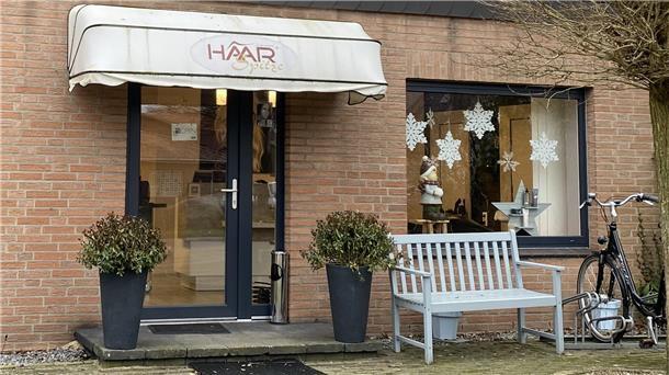Kamm in: Das sind die krehaartivsten Friseurnamen zwischen Wesermarsch und Elbe In der "HaarSpitze" in Axstedt fallen auf Wunsch auch mehr als nur die Spitzen.