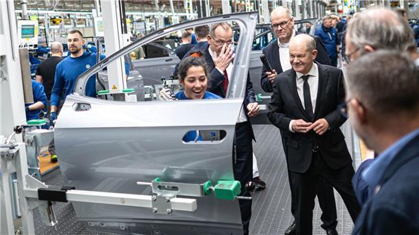 „Elektromobilität funktioniert“ - Kanzler besucht VW Emden In der Halle lässt sich Scholz während eines Rundgangs die Fertigung von E-Autos zeigen.