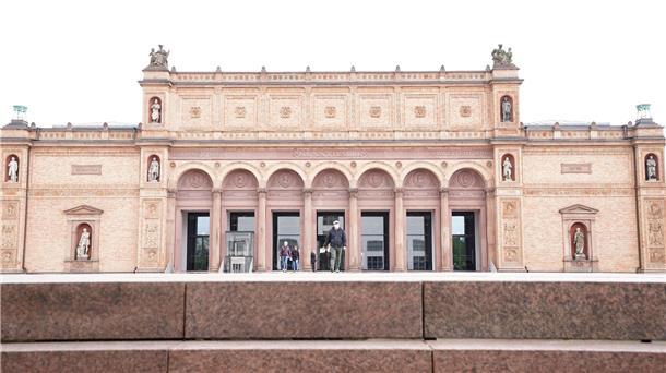 Klebe-Aktion in Hamburger Kunsthalle verhindert In der Hamburger Kunsthalle sollte ein Bild von Caspar David Friedrich Ziel einer Aktion von Klimaaktivistinnen werden.