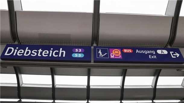 Männer attackieren Ehepaar in Hamburger S-Bahn In der Hamburger S-Bahn ist ein Ehepaar von zwei Männern attackiert worden. (Archivbild)