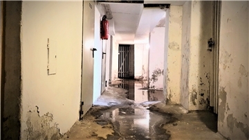 In der Heinrichstraße 32 steht der Keller regelmäßig unter Wasser und das ist nur einer der Mängel. Doch weder der Vermieter noch die Hausverwaltungsgesellschaft reagierten auf die Beschwerden, kritisieren die Mieter.
