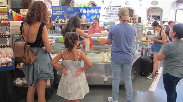 Vulkaninsel La Palma lockt mit nachhaltigem Tourismus In der historischen Markthalle Revova in Santa Cruz de la Palma verkauft Aina an ihrem Stand vor allem den berühmten Rohmilch-Ziegenkäse aus der Käserei Granja Las Cuevas.