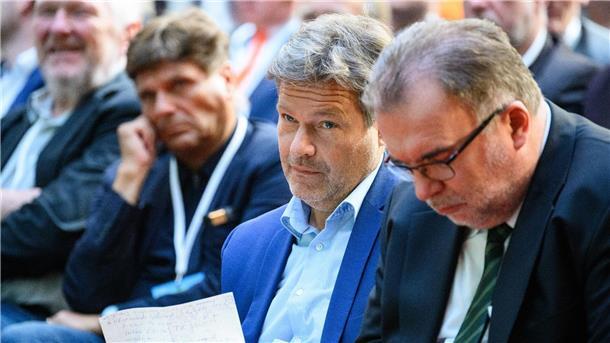„Wir verlieren Unternehmen“: Sorgen in der Industrie wachsen In der Industrie wachsen angesichts der hohen Energiepreise die Sorgen. Die Politik müsse in die Gänge kommen, sagt der Industriepräsident Siegfried Russwurm (r).
