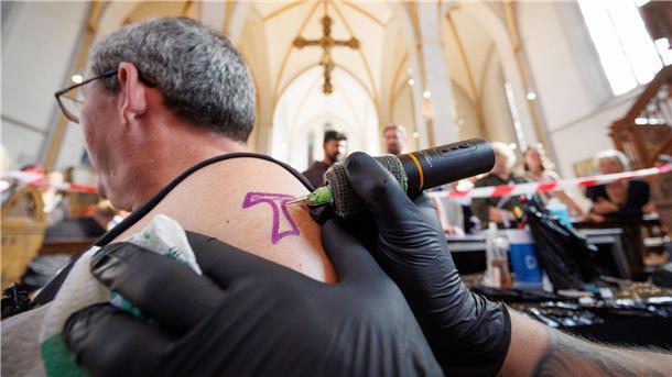 „Unter die Haut“ - Gläubige lassen sich in Kirche tätowieren In der Johanniskirche in Osnabrück werden kostenlose Tattoos angeboten.