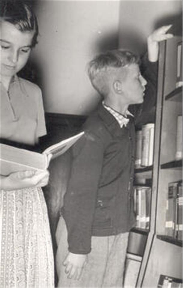 Lesespaß mit Comic-Heften, Tageszeitung und Büchern aus der Leihbücherei In der Jugendbuchabteilung der Stadtbücherei 1956.
