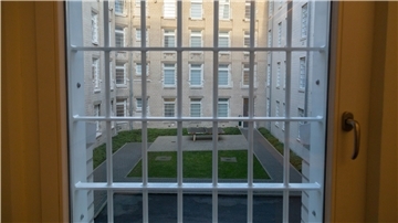 Blick aus dem Fenster auf den Innenhof der Justizvollzugsanstalt in Bremerhaven. 