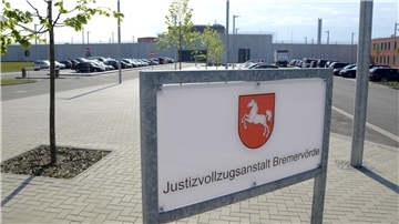 In der Justizvollzugsanstalt Bremervörde verbüßte der Angeklagte eine fünfjährige Freiheitsstrafe, als er 2016 auf Bewährung vorzeitig entlassen wurde. Noch als Freigänger soll er erneut seine Betrugsgeschäfte fortgesetzt haben.