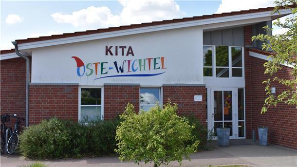 Ein Gebäude mit der Aufschrift Kita Oste-Wichtel